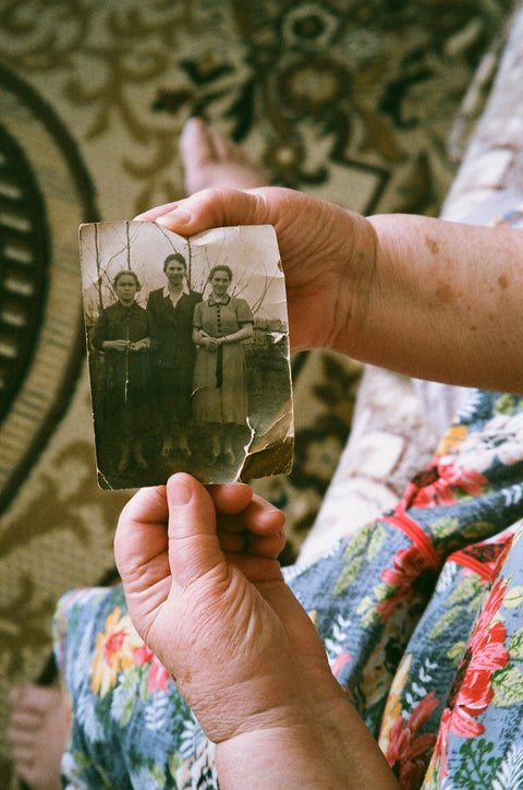 Fotografía referencial de unas manos sosteniendo una fotografía antigua. Антон Жук / Pexels; no es un registro de la residencia Kolaj.