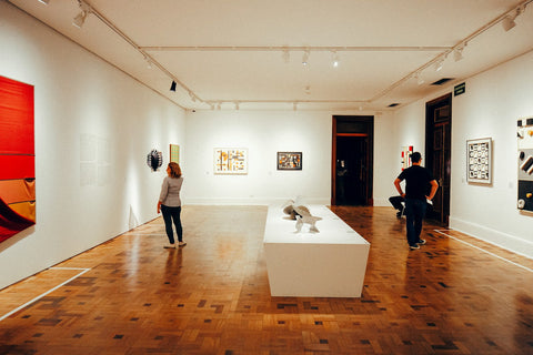 Fotografía referencial de visitantes en una galería de arte. Helena Lopes / Unsplash; no corresponde a la exposición online Portals.