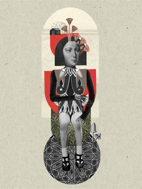 Reina, collage digital de CASACOLLAGE, 30 × 40 cm. Figura sentada con vestido estampado, plantas y una pequeña casa sobre fondo claro.